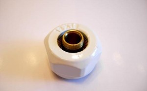 ZŁĄCZKA ZACISKOWA ZACISK DO RURY PEX 16X3/4 BIAŁA